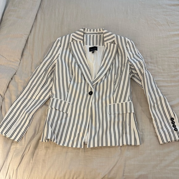 Judith & Charles Roccoco Linen Blend Blazer - Picture 9 of 11